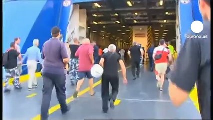 Grèce : des militants d'extrême-droite attaquent un fourgon de police