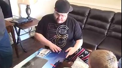 Il Croit recevoir une PS4 mais il est Vite très ... Déçu
