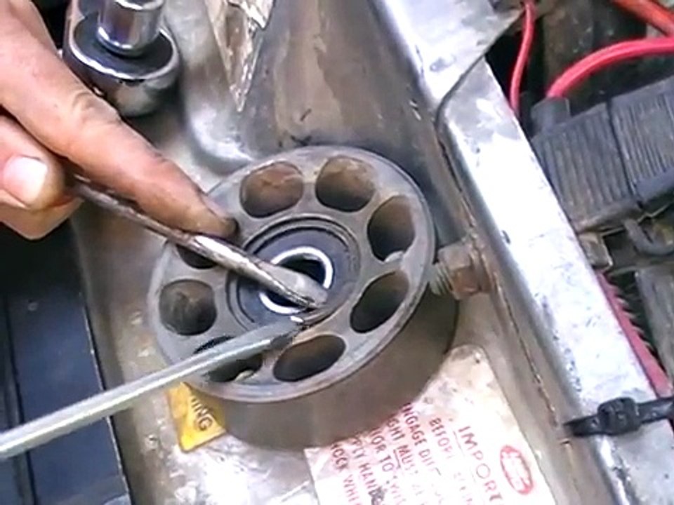 Land Rover 300TDi Squealing Belt Tensioner Bearing Change ERR4708