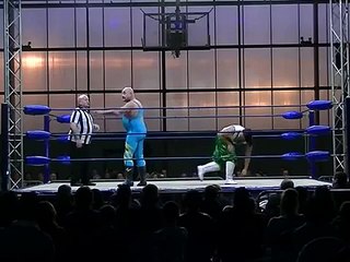 Baadshah Pehalwan Khan paying tribute to Shoaib Akhtar in a ring