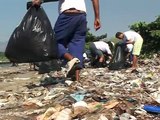 Río: pescadores de la bahía Guanabara ahora pescan... basura