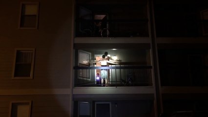 Un mec sous drogues aux USA crie "dieu est vrai" et se fait arrêter par la police à son balcon!