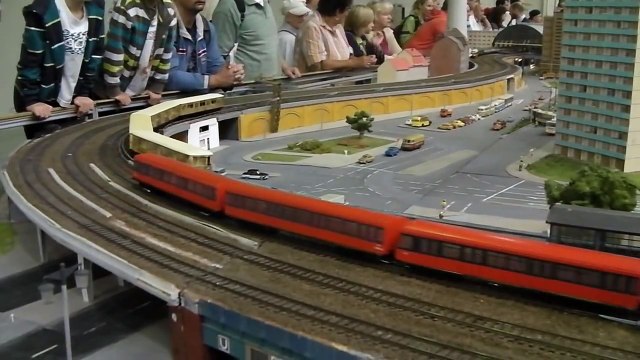 Berlin Hauptbahnhof in H0 1:87 / Berlin Main Station in 1/87 scale H0 HO