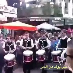 فتاة منقبة تفاجئ المارة في شارع بوسط مدينة فاس بوصلة رقص على أنغام القرب