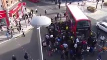 Coincé sous un bus, il est sauvé par une foule de passants