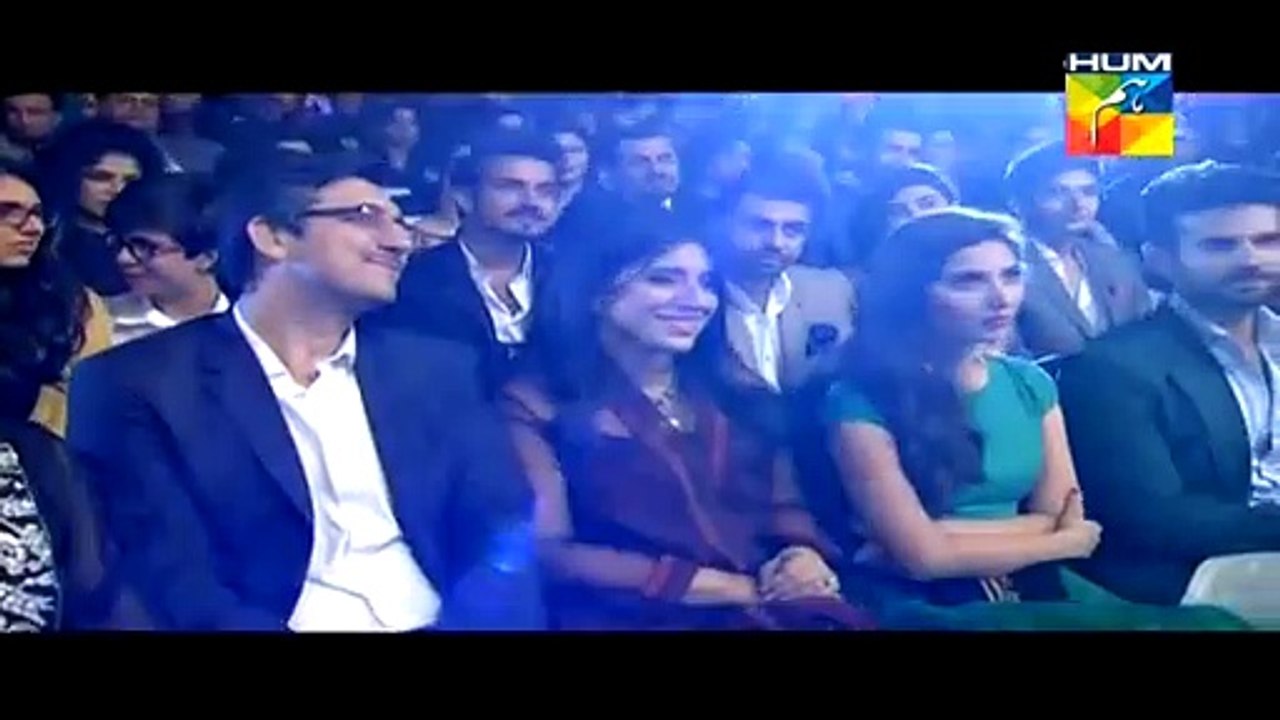 Mahira Khan Get Hyper On Wasay Chaudhry In Hum Awards Show