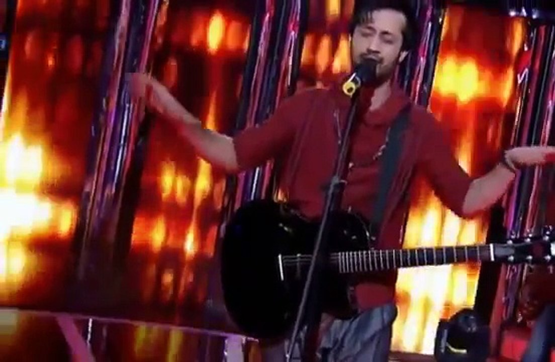 Girl kissing and Hugging Atif Aslam on Sur Kshetra