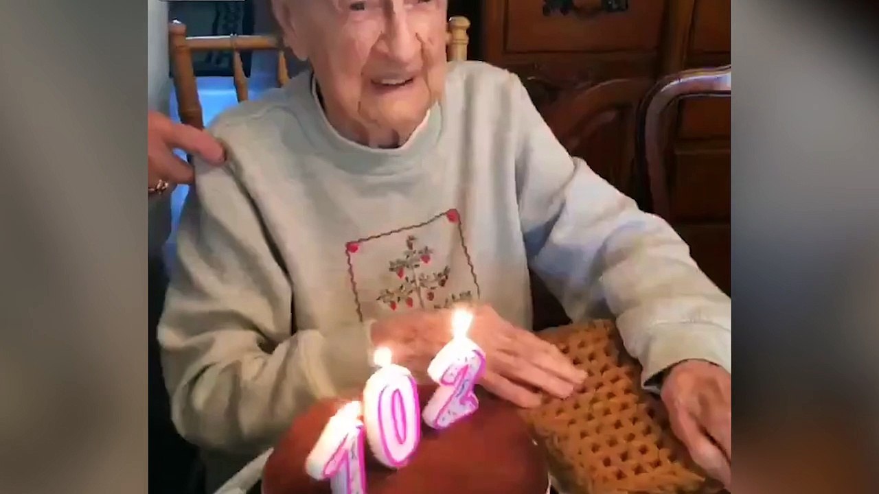 Bon anniversaire mémé ! Allez souffle ! Une mamie perd ses dents en soufflant sur son gâteau.
