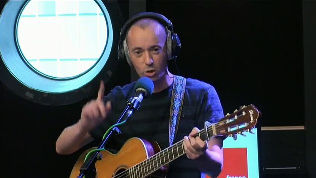 Quiches, tartes et crétins : la fête des voisins chantée par Frederic Fromet