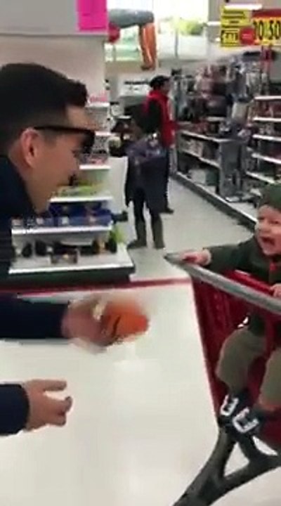 Le rire merveilleux de ce bébé qui joue avec son papa