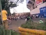 Enfrentamiento entre policía y barras