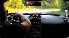 Une folle course entre deux bolides sur l'autoroute, un intrus vient les "fusiller" sur la ligne. Regardez !