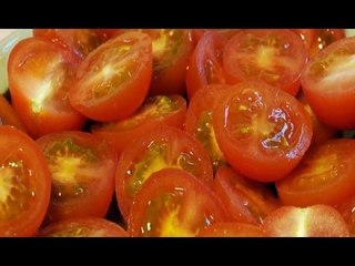 astuce : couper facilement les tomates cerises (rapide et facile)