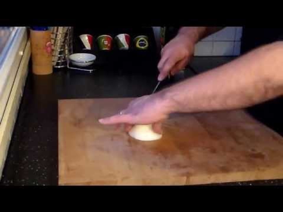 comment éplucher et émincer un oignon rapidement