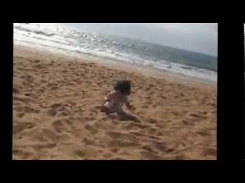Bébé découvre la plage /Bebê descobre a praia