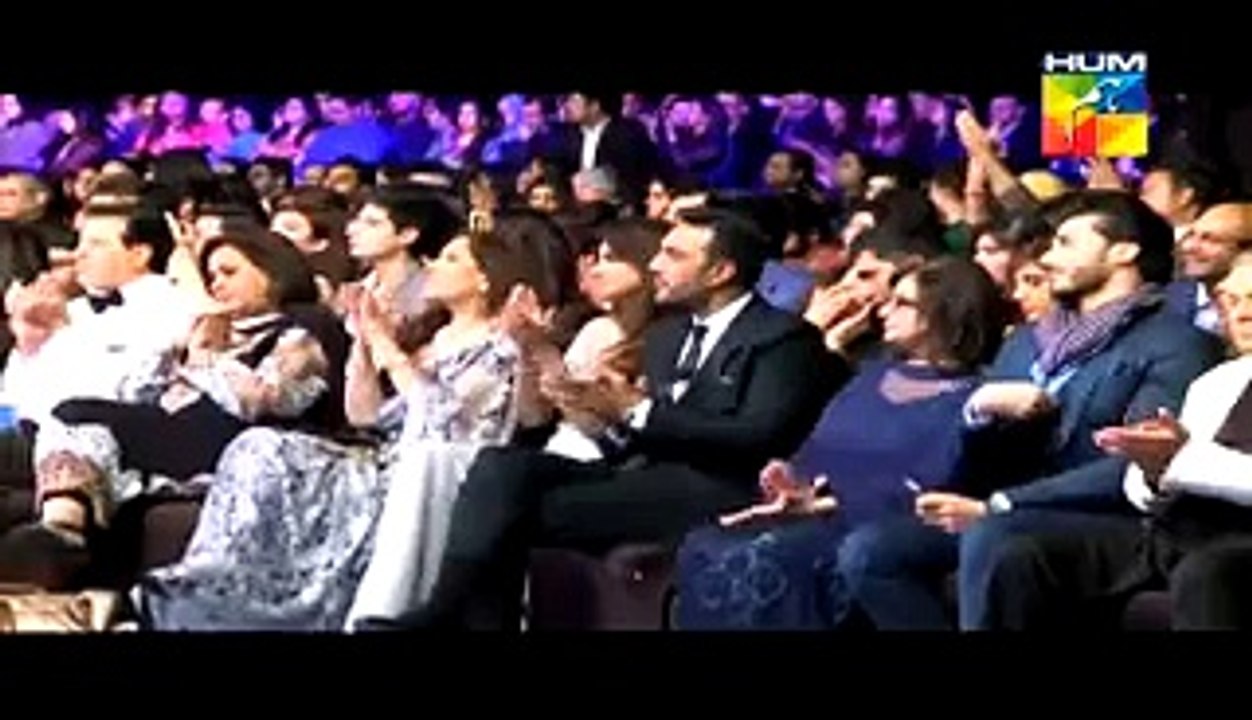 Check the Reaction of Mahira Khan When Saba Qamar Won Best Actress Award @ Hum Tv Awards
