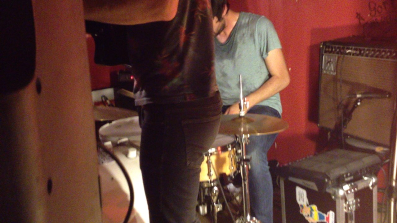 Trois Eléphants: Le groupe Baston au bar des Artistes