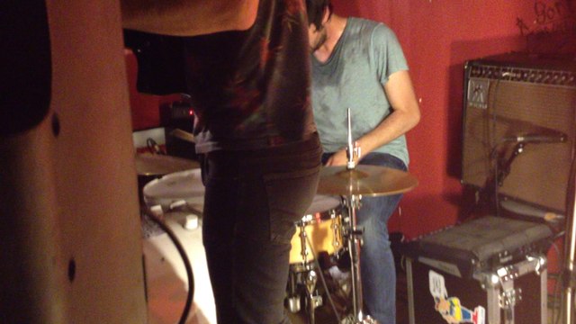 Trois Eléphants: Le groupe Baston au bar des Artistes