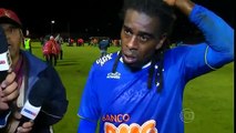 ABSURDO! Jogador Tinga é vítima de racismo em jogo do Cruzeiro no Perú