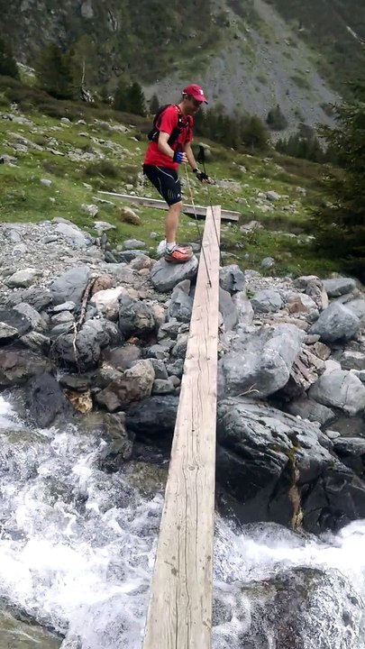 Traversée de torrent par le Kéké (en allant au lac blanc)
