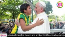 Llora niño después de abrazar al Papa en Brasil