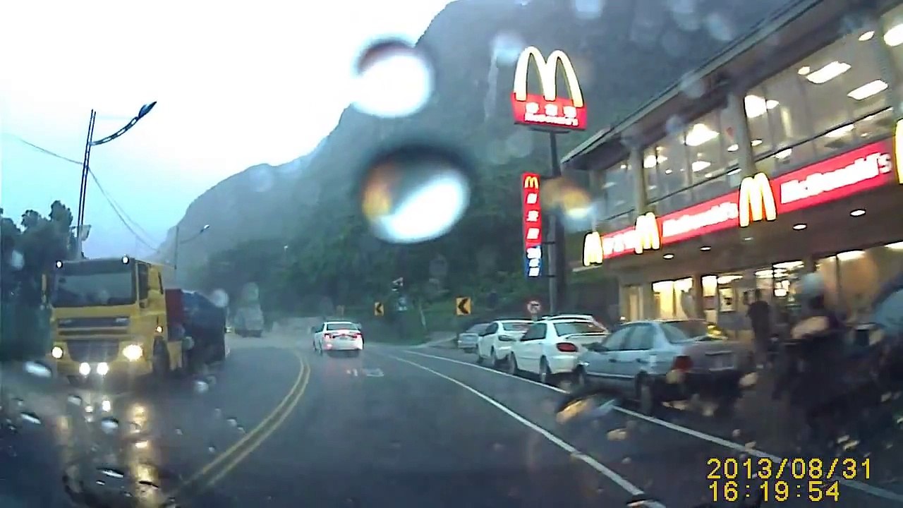 Crazy Rock Fall - Taiwan Badouzi - August 31, 2013