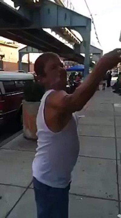 Un homme fait tourner son bras cassé