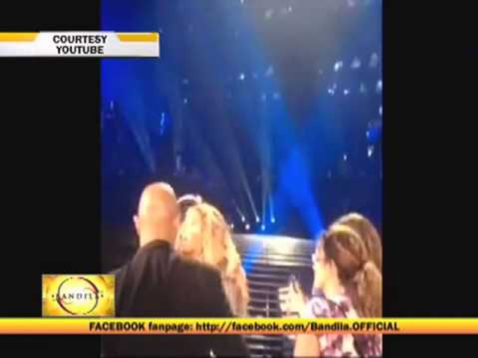 Beyonce's hair gets stuck in fan during concert