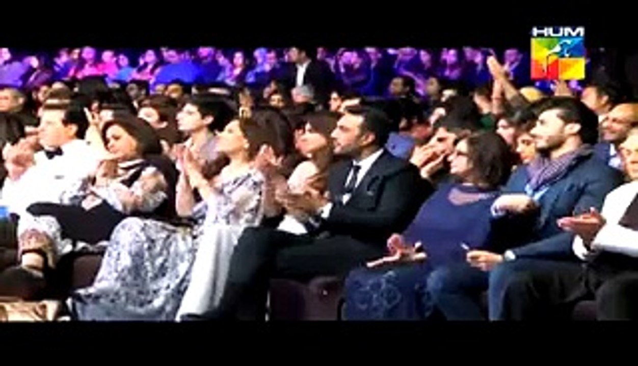 When Saba Qamar Won Best Actress Award @ Hum Tv Awards...Check The Reaction Of Mahira Khan