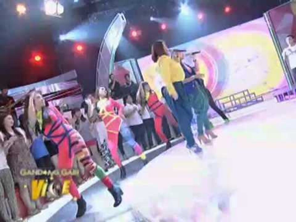 'Whoops Kiri Whoops' singers dance with Vice