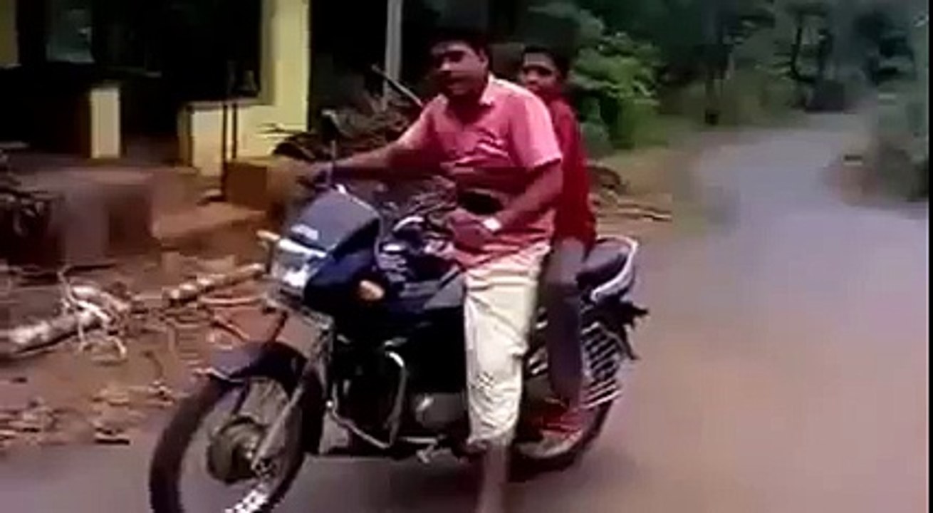 Super Kocak   Atraksi Lucu GOKIL Kakek STANDING Motor