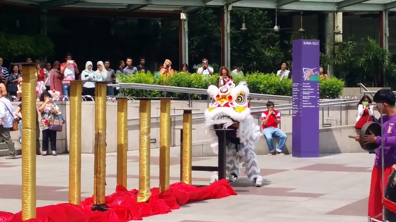 CNY 2015 ~ Acrobatic Lion Dance (Múa Lân) by Kwong Ngai @ Suria KLCC