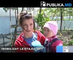 Un copil cu dizabilitati iese rar din casa de la etajul opt, pentru ca liftul nu functioneaza