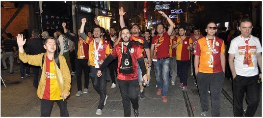 Galatasaraylı taraftarlar şampiyonluğu Taksim'de kutladı