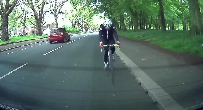 Un cycliste ne regarde pas devant lui et fonce tête baissée dans une voiture stationnée