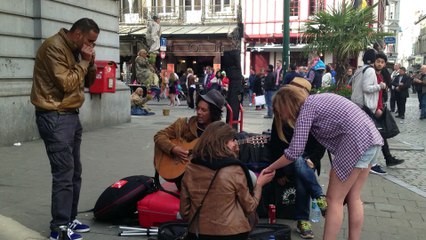 fraternité entre Artistes de rue a Bruxelles