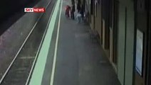 Un coche de bebé cae a las vías del metro, pasa el tren... y se salva