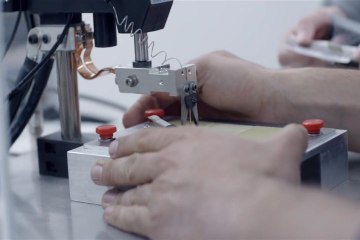 Usar un teléfono móvil con una manga de camisa