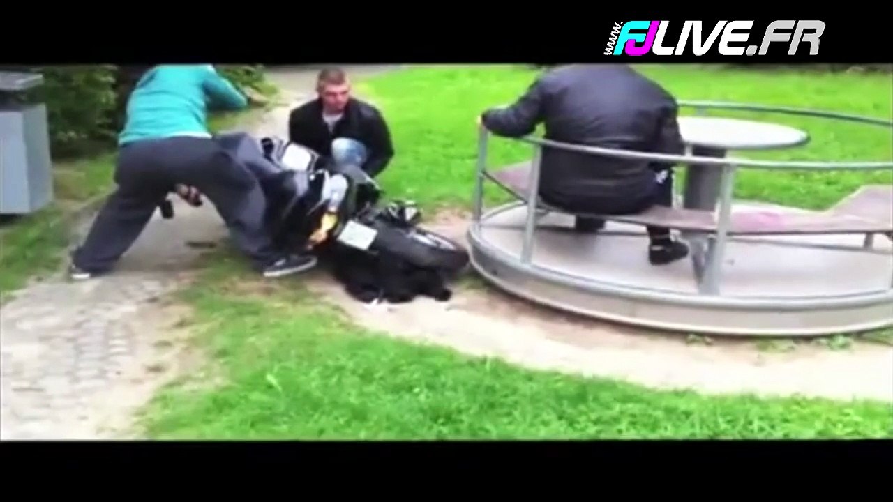 Accident: Un tourniquet une mobylette et un homme qui vole !