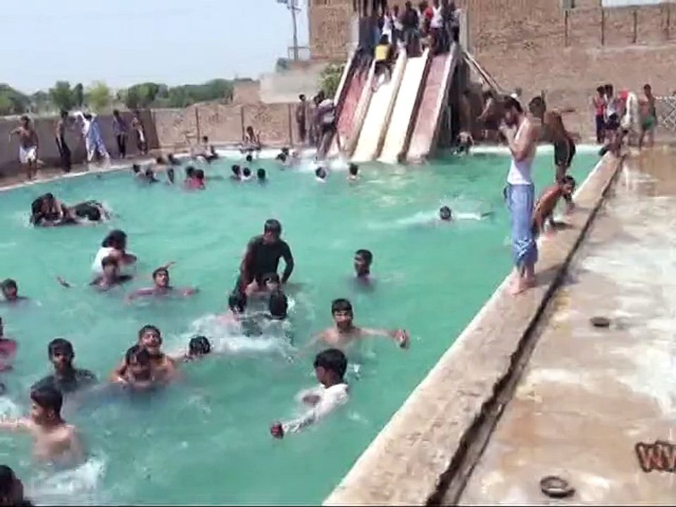 ٹوبہ ٹیک سنگھ گرمی سے تنگ شہریوں نے نہروں اور سوئمنگ پولز کا رخ کرلیا