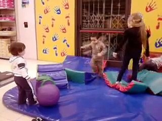Bimbi che giocano