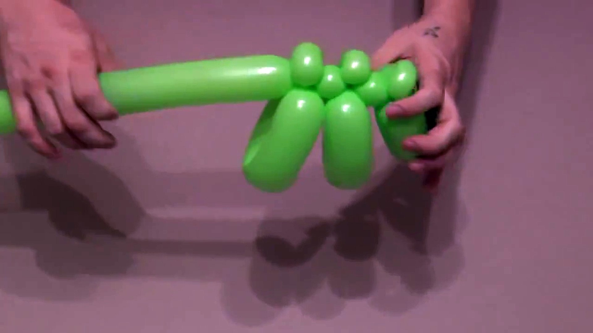 Стрекоза из воздушных шаров Твистинг Dragonfly from ​​of balloons.Twisting