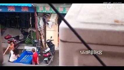 Un mari violent bat sa femme en pleine rue... et se fait corriger par une vingtaine de passants !