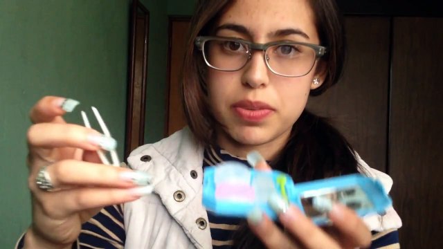 ¿Cómo colocarse y quitarse lentes de contacto con uñas largas?