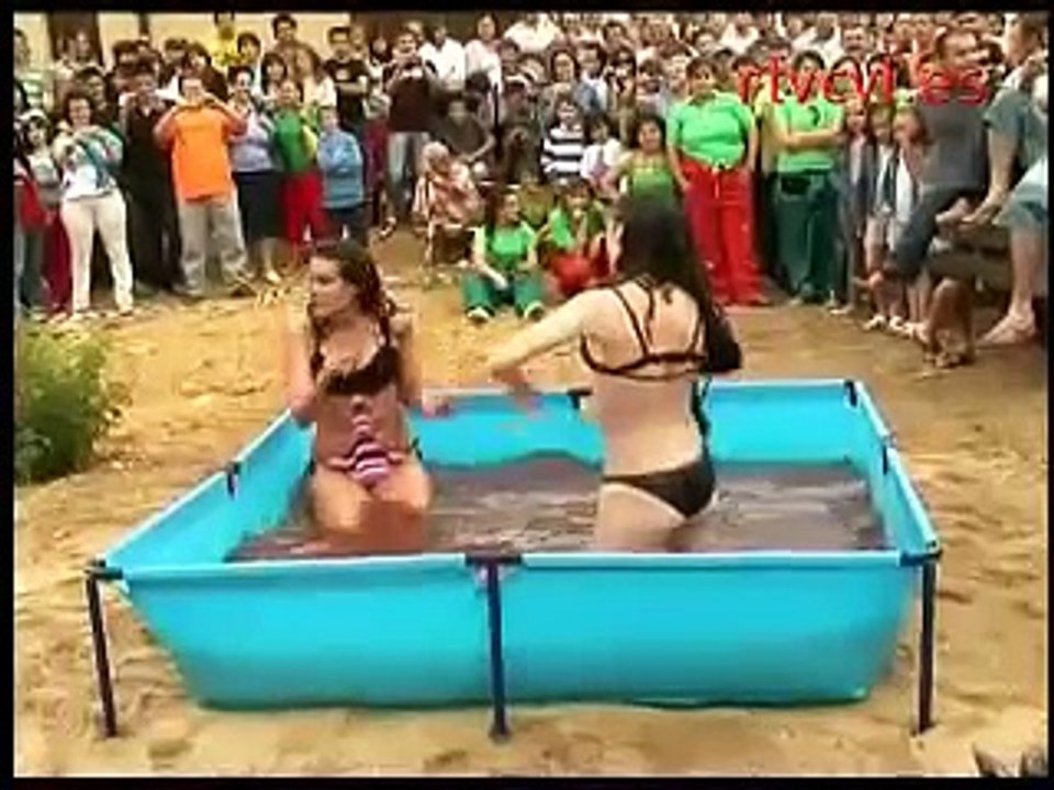 Chicas 'lava tractores' en San Pedro de la Viña, Zamora