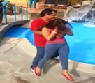 Broma a Thamara Gomez en la piscina
