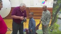 Un père militaire surprend son fils pendant la photo de classe