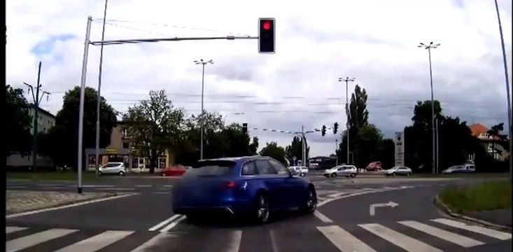 Une Audi RS6 passe au feu rouge et percute un tramway