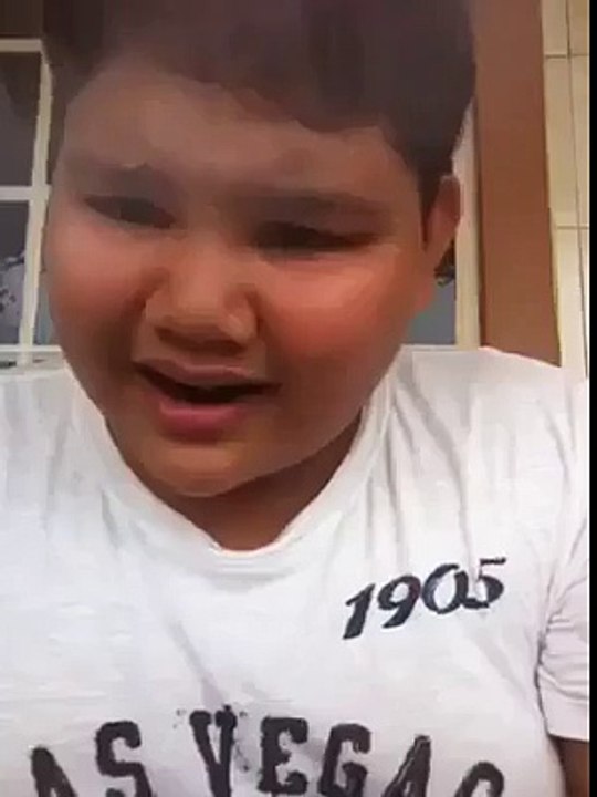 Ce qui Arrive à ce Gamin quand il Chante est à Mourir de Rire