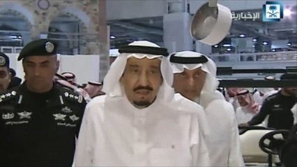 الملك سلمان يتفقد أعمال توسعة الحرم ويشارك بغسل الكعبة